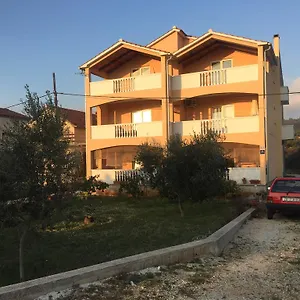 Apartment Mladenka 20m From Marina!, Sukošan